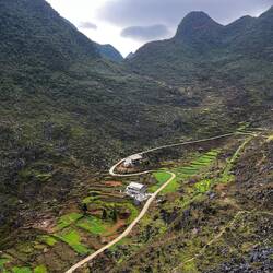 A gauche de la route c'est la Chine