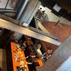 Blick von der ersten Etage ins Café Akha Ama Coffee La Fattoria