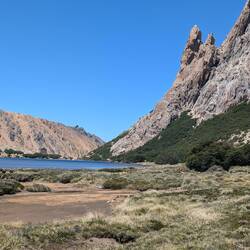 Ein kleines Refugio neben steilen Hängen