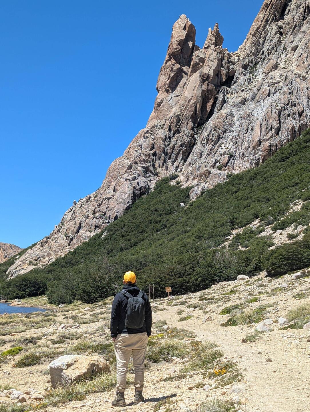 Frey zwischen hohen Zinnen