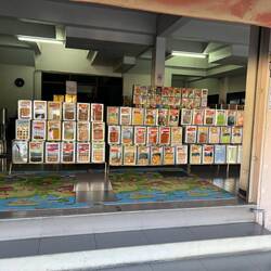 Laden mit Verkaufsboxen für Kekse etc