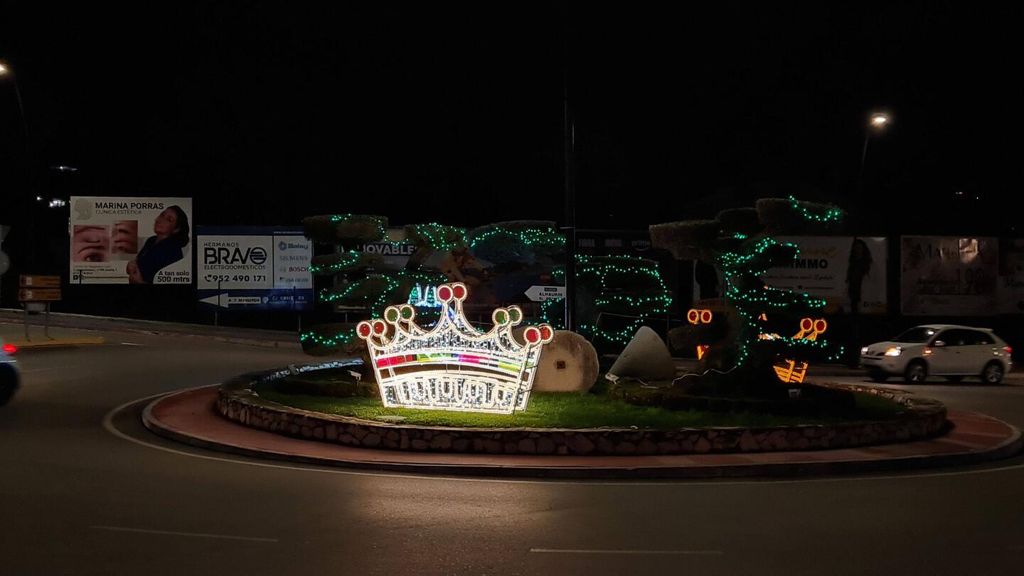 Der Kreisverkehr ist weihnachtlich geschmückt