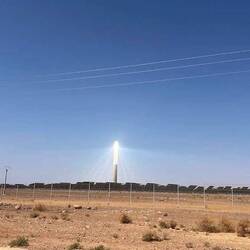 Der Solarturm, man sieht ihn aus der Ferne