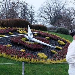 On n'était pas seuls près de l'horloge fleurie