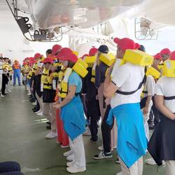 Die Crew sammelt sich auf Station Z.