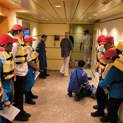 Auch hier wird jemandem die Erste Hilfe zuteil.