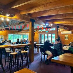 Sfeertje! Waren twee groepen Nieuw-Zeelanders die hier een kerstborrel kwamen halen