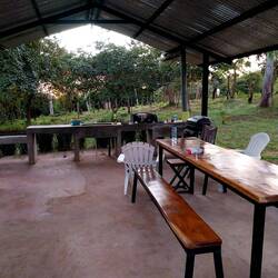 Hier können wir kochen und schön im Schatten sitzen