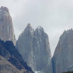 links und mittig zwei der drei Türme der Torres del Paine