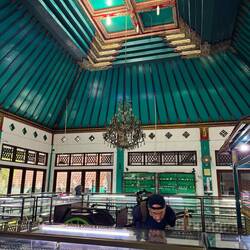 The first of the amazing silversmith shops we visited. Amazing craftsmanship, stunning buildings.