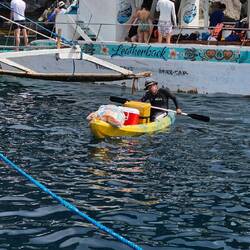 Er verkauft Eis und Bier. Eisgekühlt.