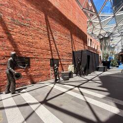 The Reuniting Family“ (Die sich wiedervereinigende Familie) Oftmals ging der Vater zuerst nach 🇦🇺