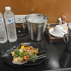 Wollte 2 x Eis 🍨 🍨 haben. Gebracht wurden mir 2 Eimer Eiswürfel 🤣