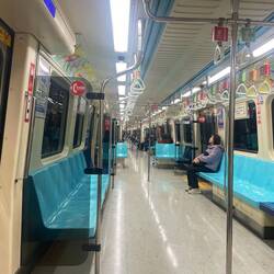 schicke saubere U-Bahn, fährt alle 3 Minuten