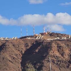 Der arabische Text lautet übersetzt: "König, Gott und Vaterland" 🤔