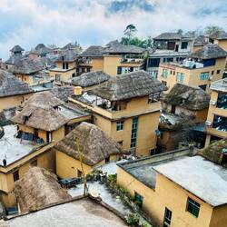 Das sind die typischen Pilzkopf Häuser der Hani.