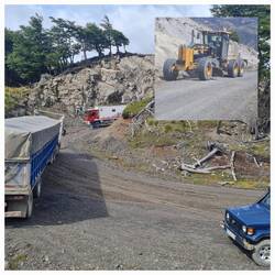 Huch! Plötzlich Verkehr! Der LKW links hat sich fest gefahren. Kleines Foto: das Bergefahrzeug