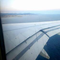 Landebahn Nizza voraus. Die Seealpen tragen Wintermützen.