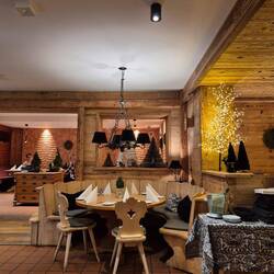 Schöne Bure Stube festlich gedeckte Tische 🎄