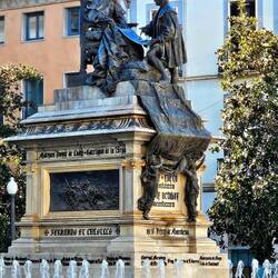 Statue o Columbus making a contract with Queen Isabel