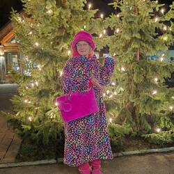 ... Frau trägt wieder Hut 👒 und Täsch 👛 ... und bunt darf es auch wieder sein 😂