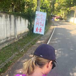 Zunächst auf der Straße entlang bis zum Zoo Chiang Mai