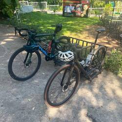 Am Basecamp Café waren zwei Rennräder gestanden.