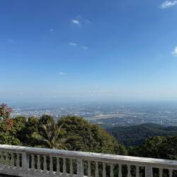 Blick auf Chiang Mai und das Hinterland. Im Vordergrund der Airport.