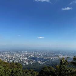 Blick auf Chiang Mai und das Hinterland. Im Vordergrund der Airport.