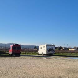 Noch ist Platz. 3Stunden später hatten wir links und rechts noch große WoMo's an die Seite bekommen