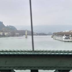 Die Fahrt nach Chusclan wieder ohne Sonne. Hier überqueren der Rhone.