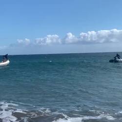 Sander zieht Bent wieder aufs Wasser und wir werfen den Anker