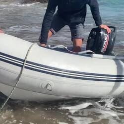 Das kleine Dinghi lässt sich mit vereinten Kräften an Land ziehen