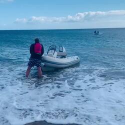 So können wir unser Beiboot nicht lassen, doch Hilfe naht..