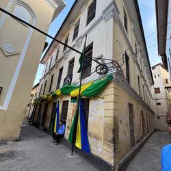 Nebenan die staatliche Schule