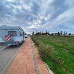 Überall verteilt stehen Wohnmobile