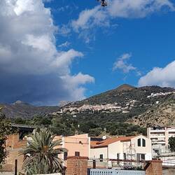 Blick zum Bergdorf Ali