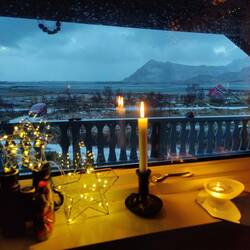 Kerzen und Lichterketten Mittags um 1