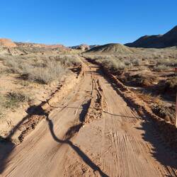 Sandpiste zum Trail.