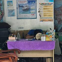 Müde? Sehr viele schlafen in den Geschäften.