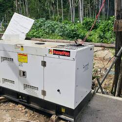 Notstromaggregate gibt es hier auch überall.