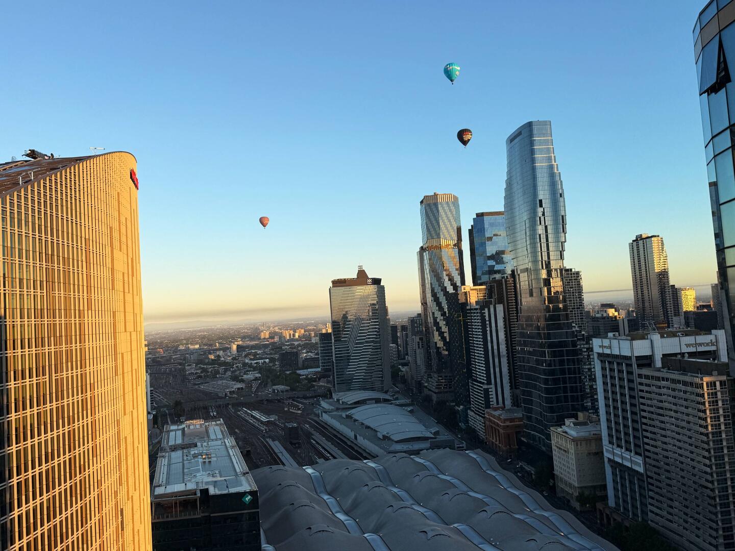 Heute um 6:00h in der Früh von unserem Balkon ✨🌆🎈