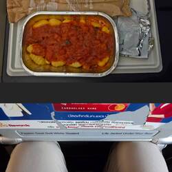 Das Flugzeug ist wie immer etwas eng für 1,97m Körpergröße...