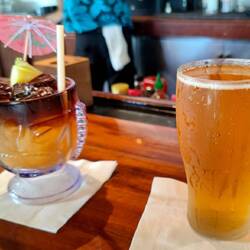 Es gibt doch Bier auf Hawaii. Und Mai Tai.