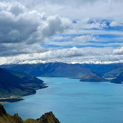 Het blauwe meer, de witte bergtoppen...