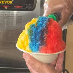 Schabeeis mit verschiedenen Fruchtgeschmacksrichtungen zur Auswahl