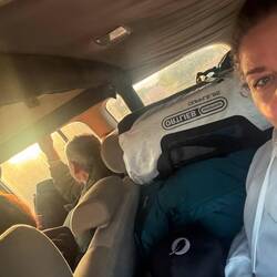 Toyota Land Cruiser. Nicht anders als auf vielen Dienstreisen.