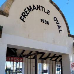 Dieses Football Stadion steht auf heiligem Aborigines Boden.Daher eine Erwähnung wert!