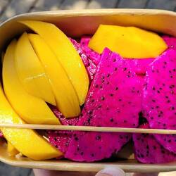 ...frische Mango und Drachenfrucht vom Markt😋