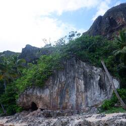 Im Rücken ragen die Felswände steil auf und laden zum Klettern ein